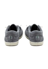 Sneaker in tela grigia con suola in gomma bianca, dotate di un colletto imbottito e un patch con logo sul tallone. Punta arrotondata e design senza lacci.