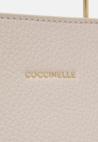 Coccinelle MALORY - Kézitáska - white