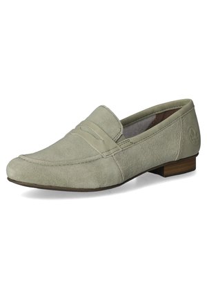 Lichtgroene suède loafers met een lage houten hak, voorzien van een gestikte detail op de wreef en een ronde neuzenontwerp.