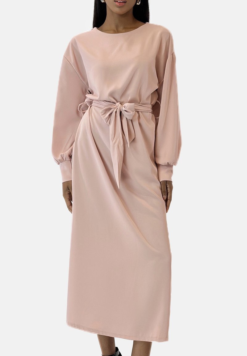 Lange blushroze jurk met een ronde hals, lange mouwen en een stoffen riem die in de taille is gestrikt, met een gladde, licht glanzende textuur.