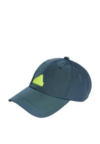 Cappello verde scuro in tessuto liscio, con visiera curva e logo adidas in gomma verde brillante sul davanti.