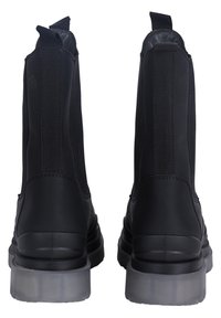 Botas negras hasta el tobillo con paneles laterales elásticos, material sintético suave y suelas de goma transparentes. Presentan un diseño minimalista.