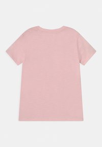 Lyserød T-shirt med korte ærmer lavet af blødt stof, med rund halsudskæring og en glat tekstur, uden synlige grafikker eller mønstre.