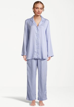 Ljust blå randig pyjamasuppsättning av mjukt tyg. Överdelen har en krage och knappstängning; byxorna är löst sittande med elastisk midja.