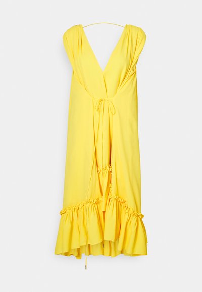 Κίτρινο φόρεμα με σχέδιο V-λαιμού, πάνω με πτυχώσεις και βολάν στο τελείωμα. Διαθέτει ρυθμιζόμενους ιμάντες στη μέση και στις τιράντες, με λεία υφή.
