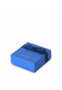 Blaues rechteckiges Geschenkpaket mit glänzender Oberfläche, verziert mit einem dekorativen dunkelblauen Band und dem Wort "MISH" in goldener Schrift darauf.