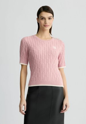 Rosa gestrickter Pullover mit Zopfmuster, kurzen Ärmeln, gerippten Bündchen und Saum, der drei dekorative Knöpfe an der Schulter und weiße Akzente aufweist.