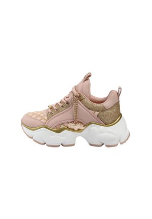 Sneaker rosa bombata con accenti glitter dorati, suola bianca spessa, motivo trapuntato e dettaglio a catena dorata sul lato.