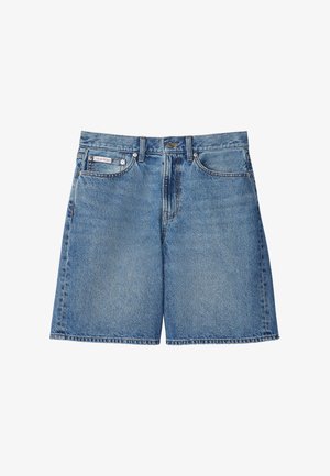 Blå denimshorts med knapper foran, lynlås, bæltestropper, forlommer og et lille Calvin Klein-mærke på højre lomme.