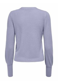 Lavendelstickad tröja med långa ärmar, rund halsringning och ett texturerat mönster. Har en figurnära midja och mjukt tyg.