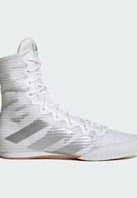 Biela športová obuv s vysokým strihom, textúrovaný sieťovinový zvršok, strieborné logo troch pruhov a gumová podrážka. Šnúrky sú biele.