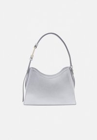 Srebrna torebka w kształcie trapezu z zaokrąglonym górnym brzegiem, z pojedynczym paskiem na ramię ozdobionym złotym metalicznym akcentem.