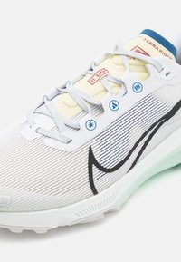 Nike Performance REACT TERRA KIGER 9 - Laufschuh Trail - white/black/court blue/cedar/alabaster