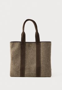 Καφέ και μπεζ υφασμάτινη τσάντα tote με δύο μακριές καφέ λαβές και ορατή λευκή ραφή σε λευκό φόντο.