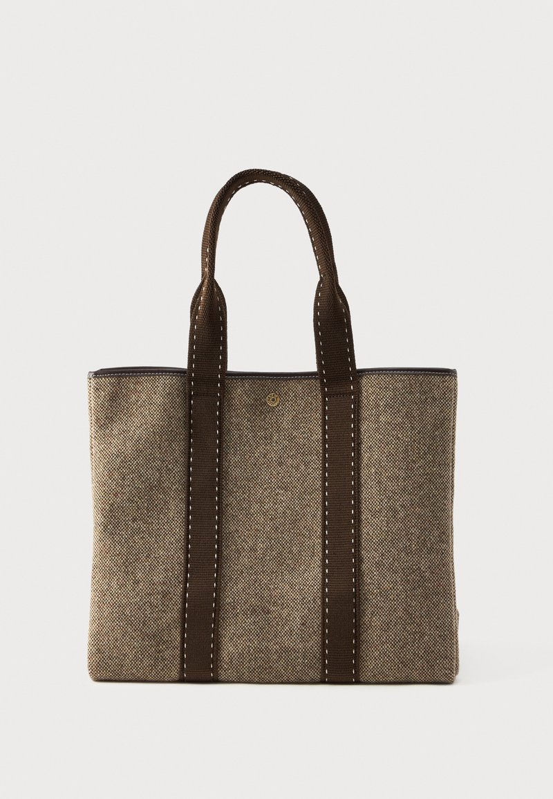 Καφέ και μπεζ υφασμάτινη τσάντα tote με δύο μακριές καφέ λαβές και ορατή λευκή ραφή σε λευκό φόντο.