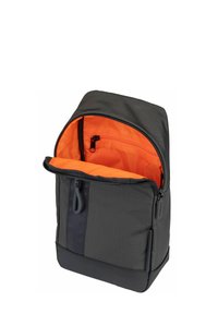 Schwarzer Rucksack mit einer strukturierten Außenseite und einem orangefarbenen Innenraum. Verfügt über einen oberen Reißverschluss und eine vordere Reißverschlusstasche. Quadratische Form.