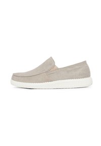 Zapatos de slip-on de color gris claro, hechos de suave ante, con una suela de goma blanca texturizada y un detalle de costura minimalista.