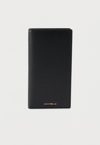 Portafoglio in pelle nera texturizzata con design verticale, caratterizzato da un logo dorato nella parte inferiore frontale. Finitura liscia, stile minimalista.