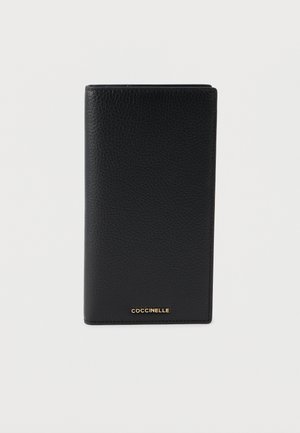 Portafoglio in pelle nera texturizzata con design verticale, caratterizzato da un logo dorato nella parte inferiore frontale. Finitura liscia, stile minimalista.