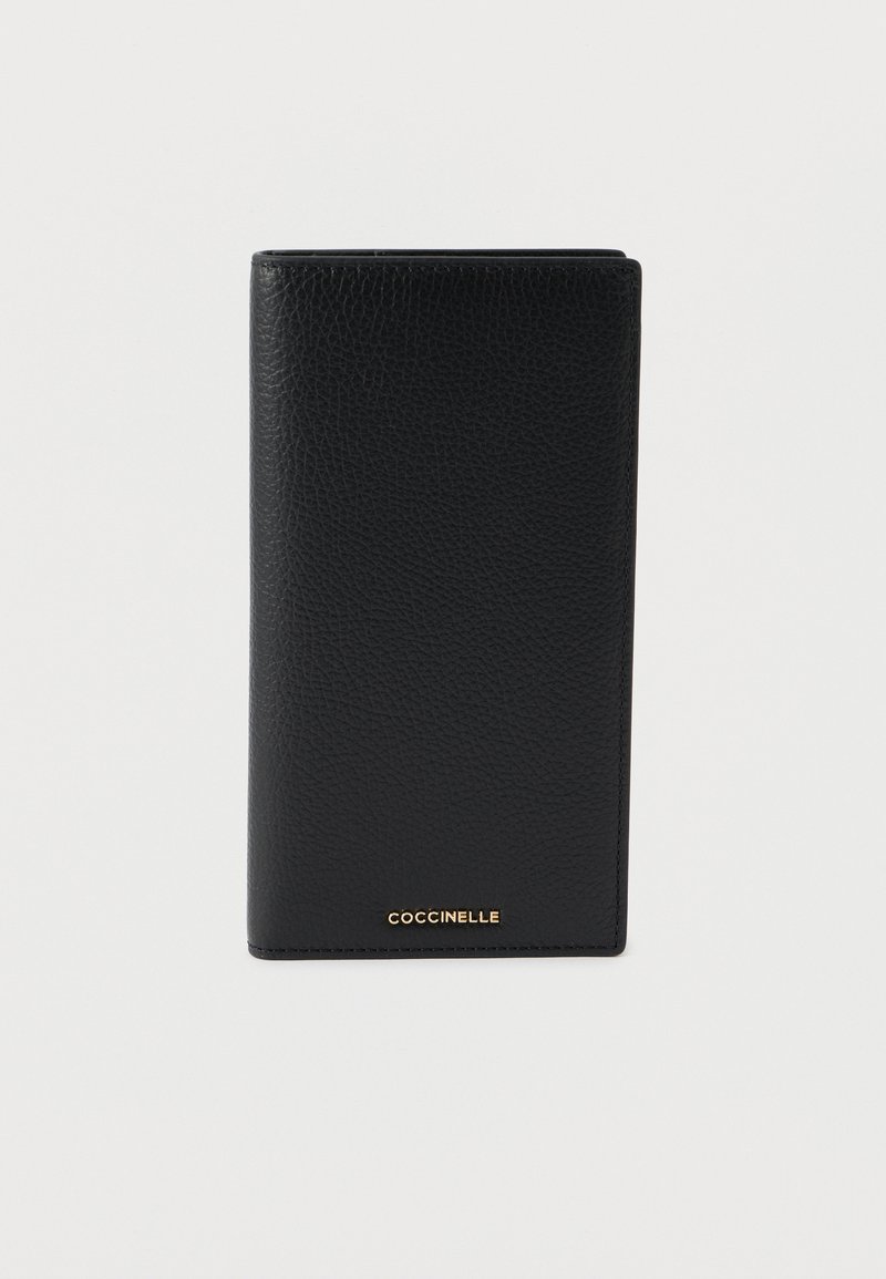 Portafoglio in pelle nera texturizzata con design verticale, caratterizzato da un logo dorato nella parte inferiore frontale. Finitura liscia, stile minimalista.