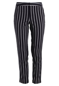 Randiga byxor med en mörk bas och kontrasterande grå vertikala ränder, skräddarsydd passform och en mjuk tygtextur.