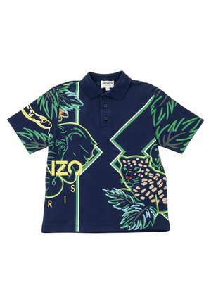 Navy-Polohemd mit grafischem Design eines Elefanten, Leoparden und tropischer Flora in grünen und beigen Farbtönen. Mit dreiknöpfiger Knopfleiste.