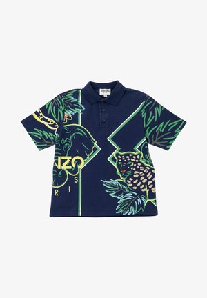 Granatowa koszulka polo z grafiką przedstawiającą słonia, lamparta i tropikalną roślinność w zielonych i beżowych tonacjach. Zapięcie na trzy guziki.