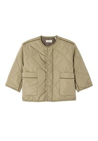 Veste matelassée marron clair avec encolure ronde, fermeture à pression à l'avant, deux grandes poches frontales et manches trois-quarts.