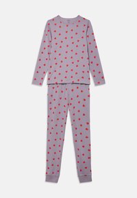 Μωβ σετ πιτζάμες που περιλαμβάνει μακρυμάνικη μπλούζα και ταιριαστό παντελόνι. Κόκκινα σχέδια καρδιών σε όλο το ύφασμα. Μαλακό, ελαστικό ύφασμα με μανσέτες στα μανίκια και στους αστραγάλους.