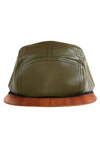 Olivgrüne Mütze mit einem braunen Holzschirm, die eine glatte Textur, runde Form und sichtbare Nähte entlang der Nähte aufweist.