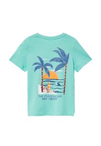 Turquoise katoenen t-shirt met een ronde halslijn, voorzien van palmbomen, een zonsondergang, oceaangolven, een surfboardafbeelding en de tekst "DE PLAATS VAN ZON EN GENIETEN!"