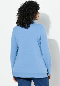 Ulla Popken ROLLKRAGEN BÜNDCHEN - Strickpullover - light cornflower