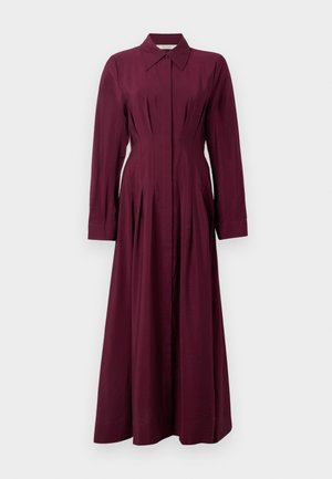 Langärmliges, tiefburgunderfarbenes, knöpfbares Kleid mit Kragen, tailliertem Schnitt und ausgestelltem Rock, aufgehängt vor weißem Hintergrund.
