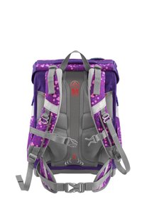 Zaino viola con motivi floreali, accenti grigi, spallacci regolabili, schienale imbottito e un logo rosso. Presenta un design con chiusura a risvolto.