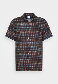 Camicia a maniche corte, con bottoni, in un pattern a quadri multicolore con tonalità di marrone, blu, rosso e verde su un tessuto leggero.