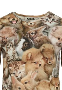 Camicia a maniche lunghe in cotone con un collage di vari piccoli animali, tra cui gattini, cuccioli e conigli, in tonalità di beige e marrone morbide.