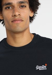 Superdry & Co LABEL VNTGE  - T-shirt z nadrukiem