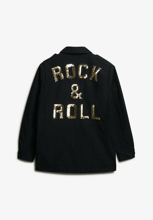 Sort jakke med guldprydede bogstaver "ROCK & ROLL" på ryggen, med krave og knappede ærmer. Glat stofstruktur.