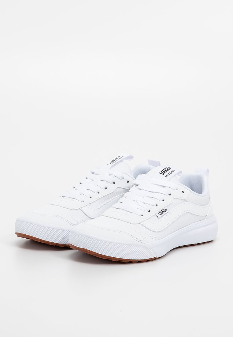 Zapatillas blancas fabricadas en material sintético, con un upper liso, diseño de cordones y una suela de goma texturizada con un acento marrón.