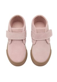 Světle růžové semišové boty s páskem na suchý zip, zaoblenou špičkou a hnědou gumovou podrážkou. Hladký povrch s minimálním zdobením a akcenty.