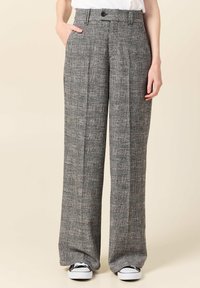 Pantalones de pierna ancha en un patrón de cuadro gris, hechos de una tela texturizada. Cuenta con una cintura alta, dos bolsillos delanteros y pliegues en la parte frontal.