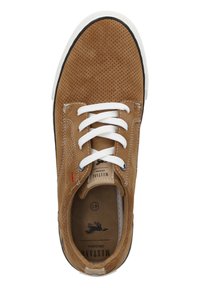Sneaker in pelle scamosciata marrone perforata con lacci bianchi, dettagli neri e un interno imbottito. Logo Misstano visibile sulla soletta.