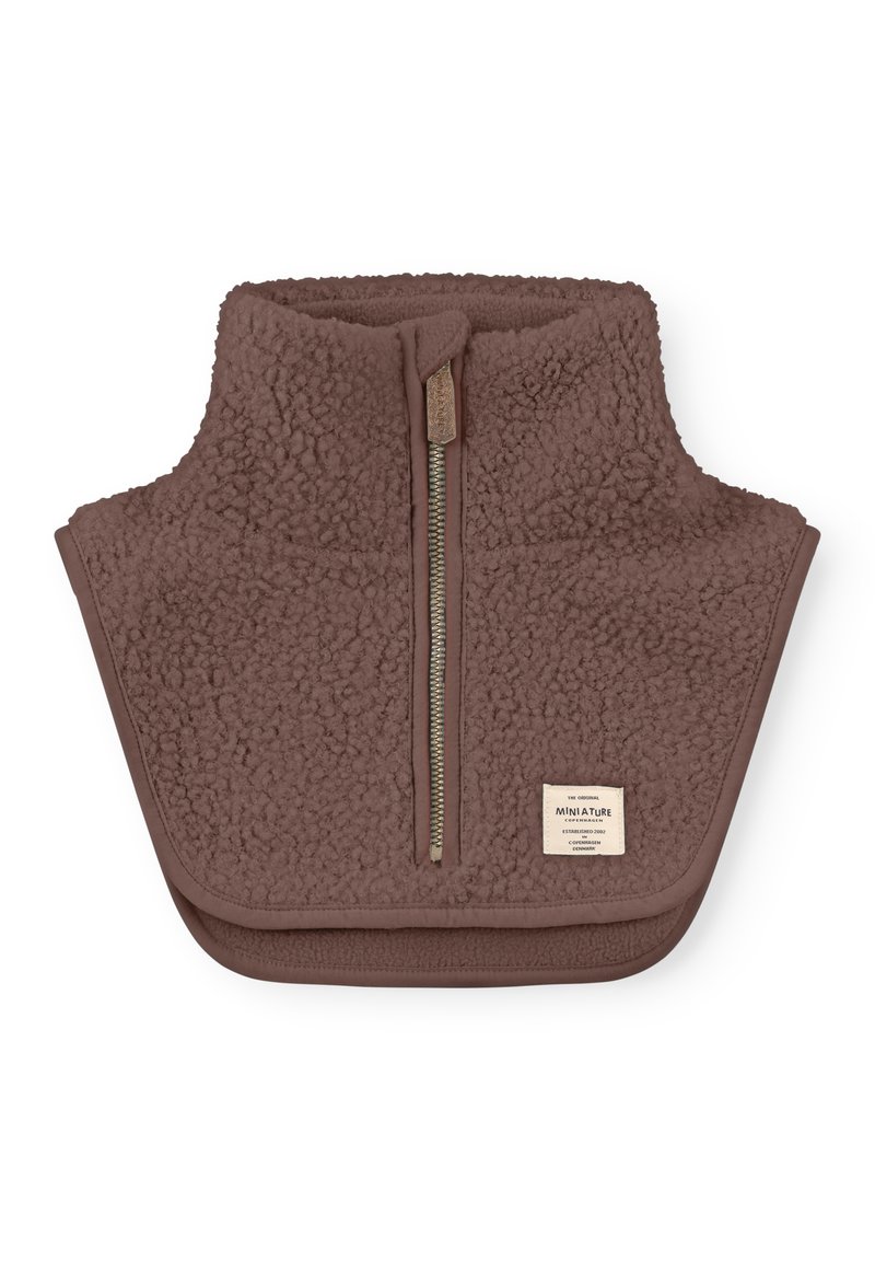 Καφέ θυλάκι λαιμού από sherpa fleece με φερμουάρ μπροστά και μικρή ορθογώνια ετικέτα μάρκας στο κάτω δεξιό μέρος.