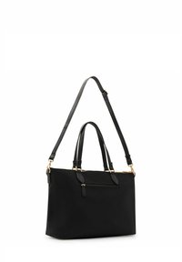 Borsa a mano sintetica nera con dettagli in oro, manici superiori doppi e tracolla regolabile. Caratterizzata da una tasca frontale con zip e una texture liscia.