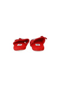 Pantofole di stoffa rossa con una texture morbida, dotate di una fascia e dettagli decorativi. Le suole interne sono imbottite per garantire comfort.