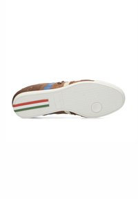 Sula av en sko med övre i brun mocka, vit gummisula, blå och beige accenter, med en texturerad mönster och en tri-färgad randdetalj.