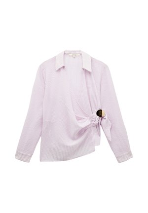 Camisa de manga larga de un púrpura claro y textura, con cuello tipo camisa, diseño envolvente y un gran acento circular dorado en el detalle del nudo.
