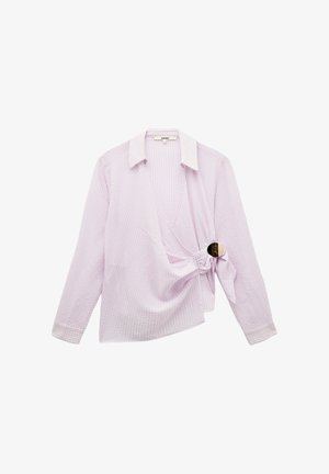 Jasnofioletowa, teksturowana koszula z długim rękawem z kołnierzykiem, zapinana nawiązująca do stylu wrap, z dużym złotym okrągłym akcentem przy detalu węzła.