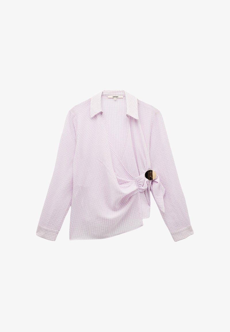 Lys lilla, tekstureret langærmet skjorte med krave, indpakningsdesign og stort guld cirkulært accent ved knude detaljen.