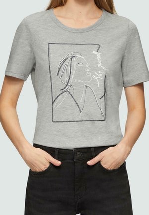 Grijs T-shirt met korte mouwen met zwarte lijntekening van een vrouwengezicht binnen een gestikte rechthoekige rand en de tekst "Be yourself" aan de voorkant.